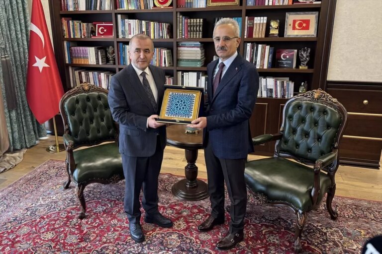 bakan-uraloglu-elazig-valiligini-ziyaret-etti-jaGB9gy3.jpg