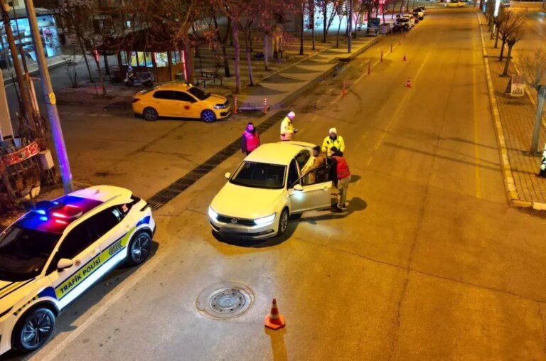 ispartada-trafik-denetimi-20-ceza-ve-7-arac-men-edildi-VvgJL9qA.jpg